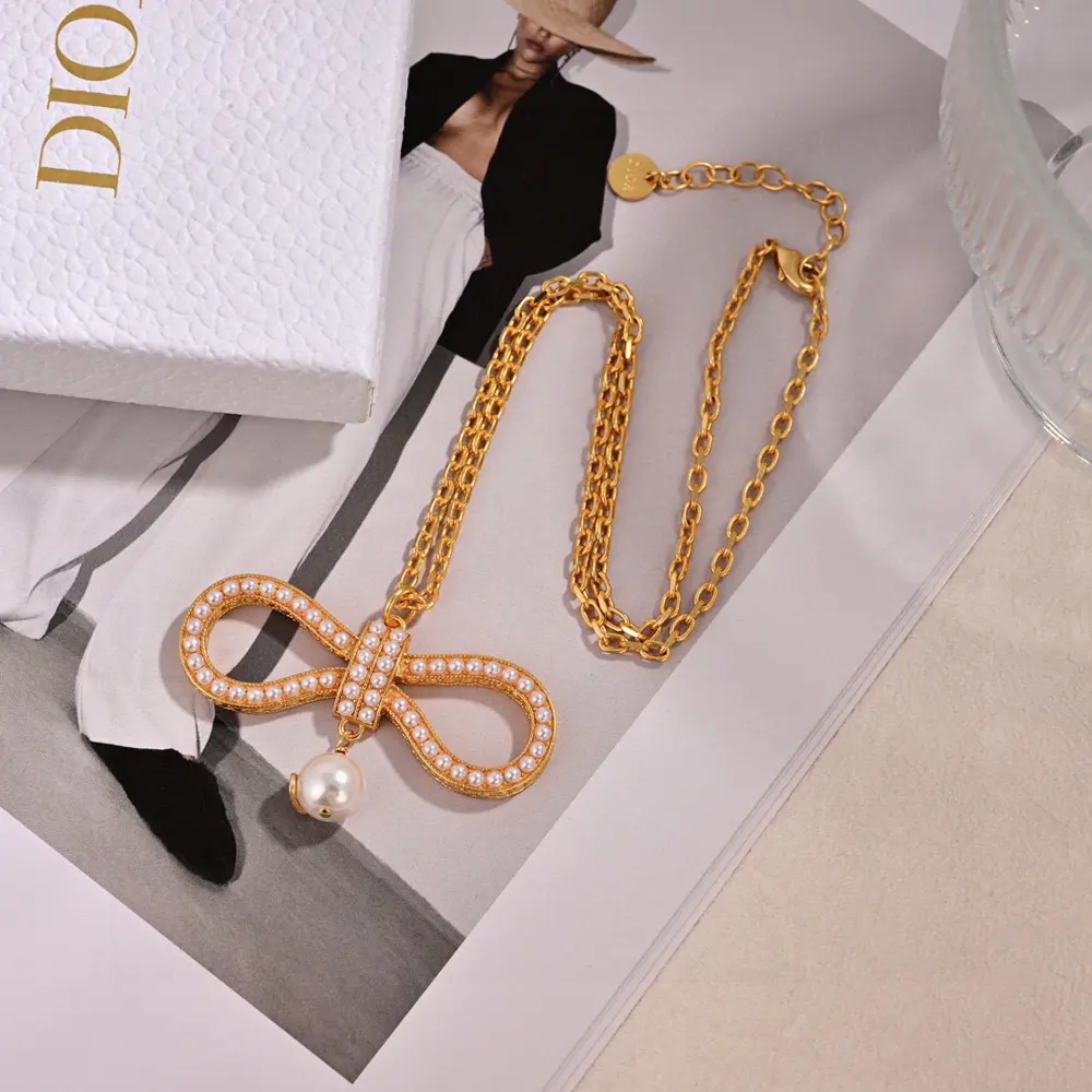 Dior new necklace new product metal texture counterattack version of the letter style steal