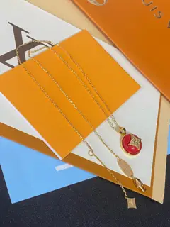 Louis Vuitton LOUISVUITTON uses classic floral design and double flower design to design