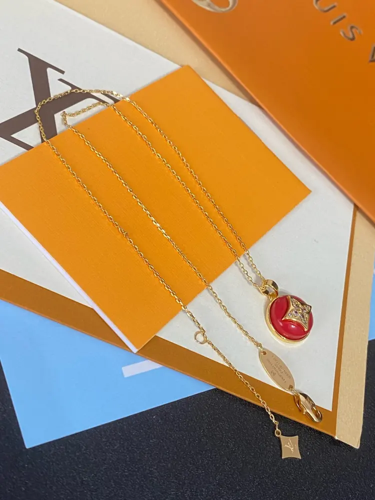 Louis Vuitton LOUISVUITTON uses classic floral design and double flower design to design