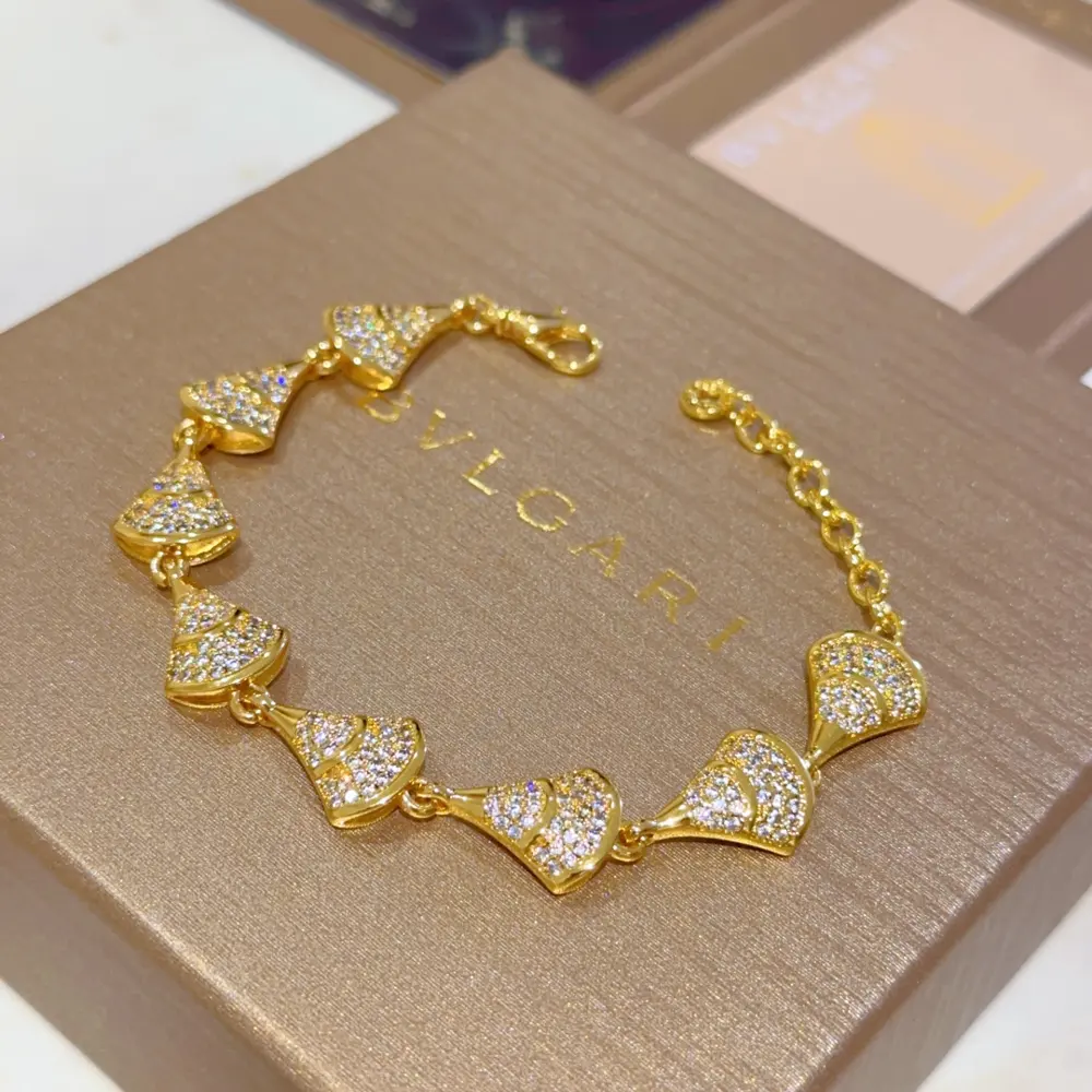 Bvlgari DIVAS’ DREAM series is in perfect condition and has invincible details. The unique