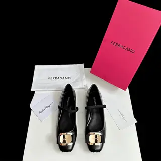 Salvatore Ferragamo ballet flats are even more stunning when worn on the feet~ The bowknot