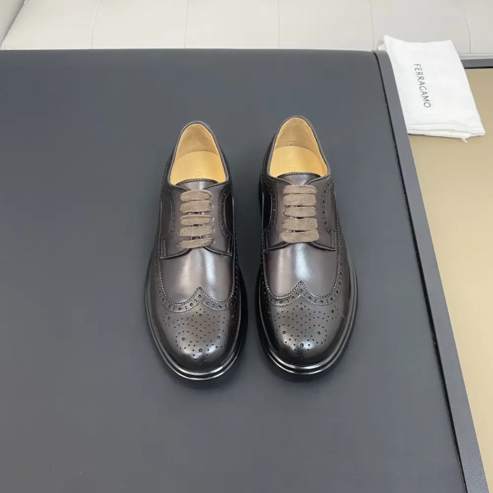 Salvatore Ferragamo Ferragamo height-enhancing leather shoes series are sold at the counter