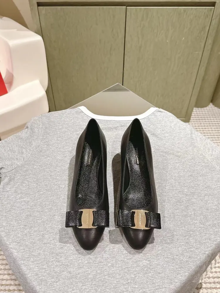 new styles of Salvatore Ferragamo new version of Vara small buckle and small bow thick heel