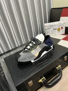 Dolce & Gabbana men’s casual shoes are on sale at the same time in the z cabinet The upper