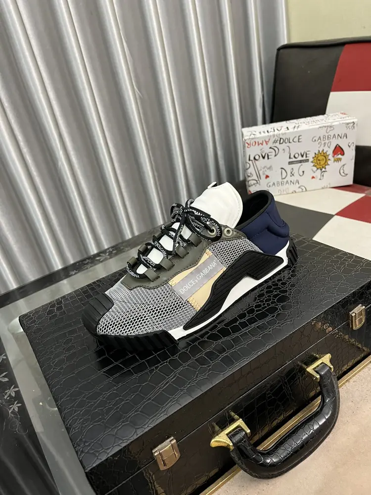 Dolce & Gabbana men’s casual shoes are on sale at the same time in the z cabinet The upper