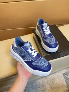 Versace men’s casual shoes are on sale at the same time. Sole: original sole specially