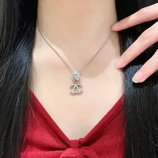 Chanel vintage necklace Chanel’s styles really need no introduction Each one is super