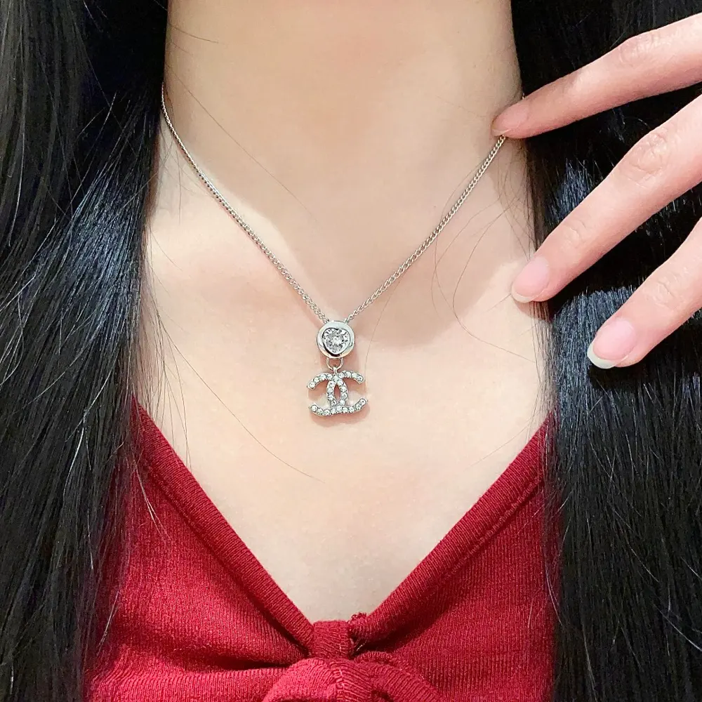 Chanel vintage necklace Chanel’s styles really need no introduction Each one is super