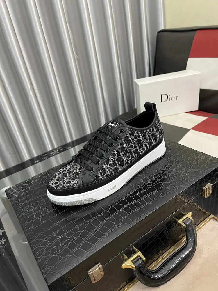 Dior casual sports shoes Fashionable and versatile