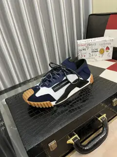 Dolce & Gabbana men’s casual shoes are on sale at the same time in the z cabinet The upper