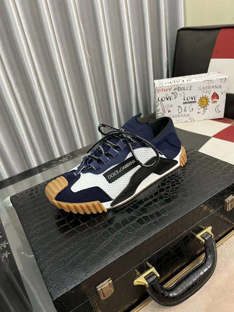 Dolce & Gabbana men’s casual shoes are on sale at the same time in the z cabinet The upper