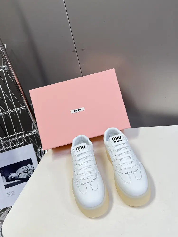Miu Miu Miu new American retro style~popular thick-soled white shoes with good looks. A