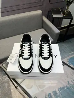 Givenchy low-top jogging sneakers. Classic