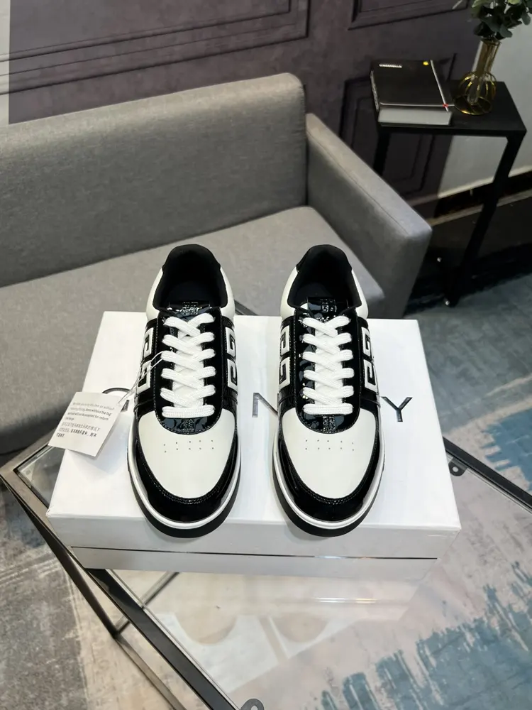 Givenchy low-top jogging sneakers. Classic