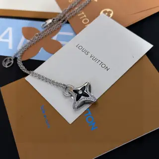 Louis Vuitton classic floral design double flower design pendant necklace