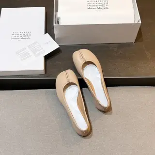 Maison Margiela classic split-toe shoes. Half-support. Comfortable to wear