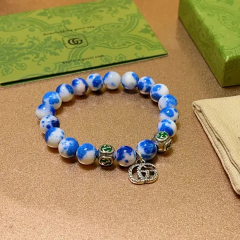 Gucci Bracelet for both men and women. The latest ceramic flower stone bracelet is of a