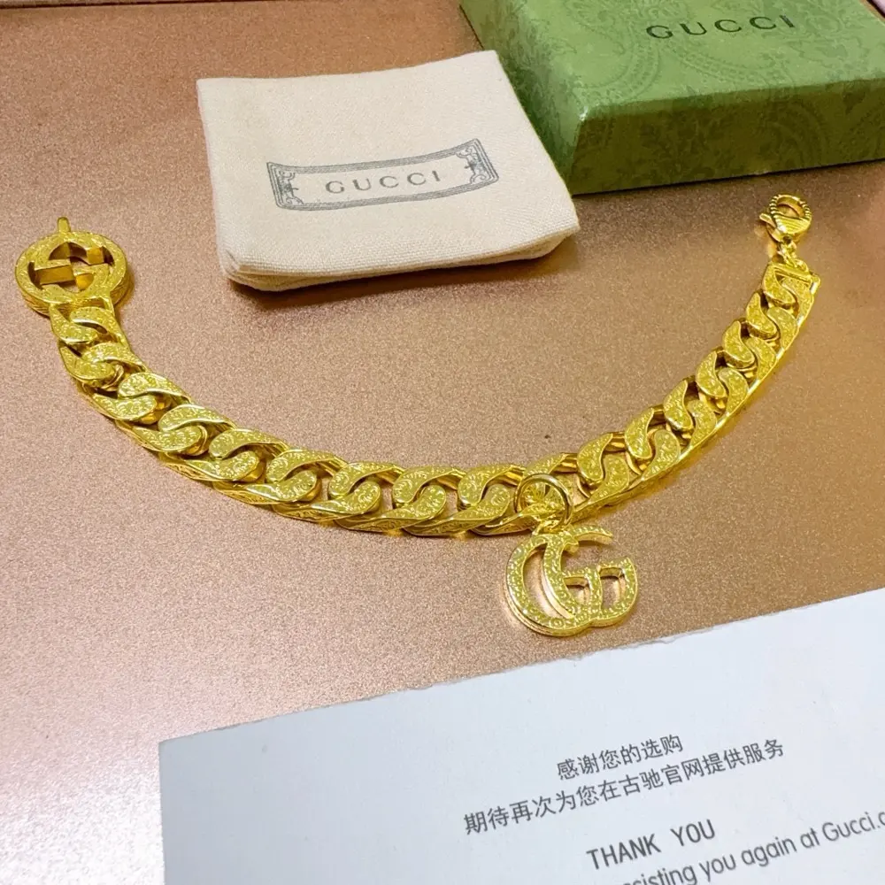 The latest classic Gucci bracelet. Exquisite style and texture. It is absolutely top-notch
