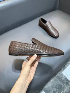 BOTTEGA VENETA’s new high-end series of hand-woven Oxford shoes