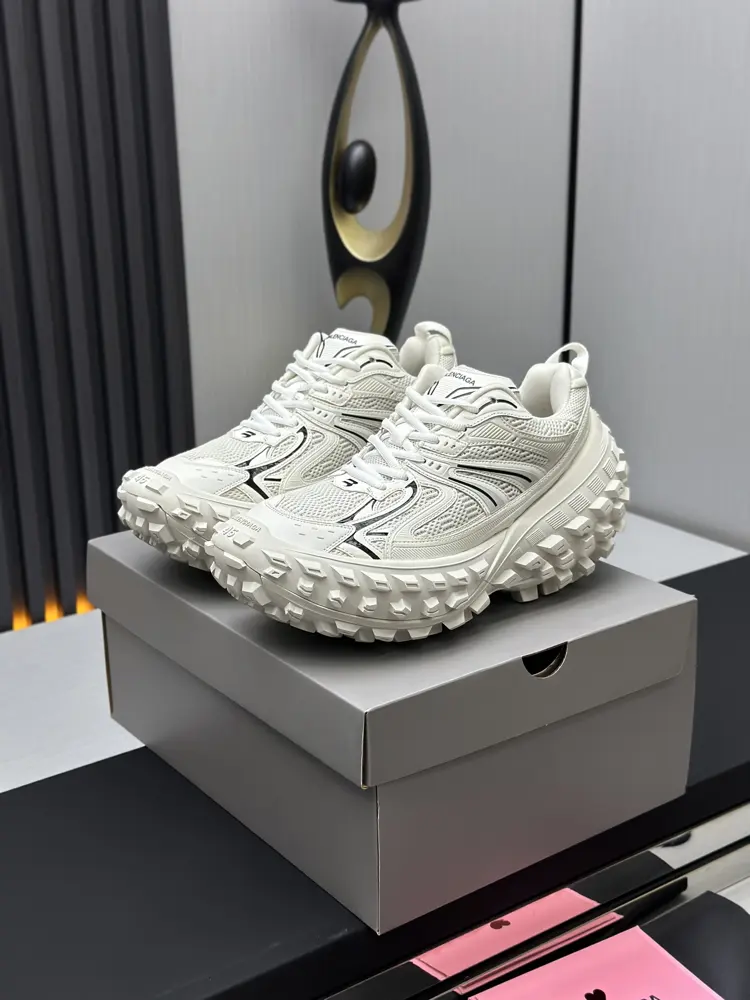 Balenciaga’s latest retro casual sneakers with tire soles The Hacker Project series