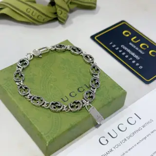 The latest classic Gucci bracelet. Exquisite. No matter the style or texture
