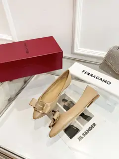Salvatore Ferragamo new styles of FERRAGAMO’s new version of vara big buckle big bow square