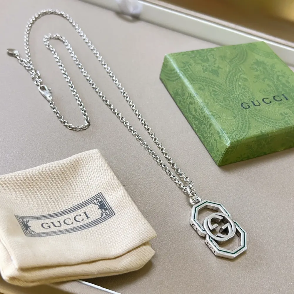 The latest Gucci necklace with a higher-end chain. The same style as the stars. Anger
