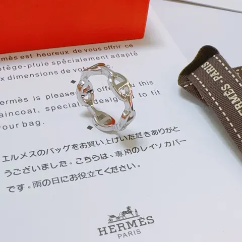 Classic Hermès ring