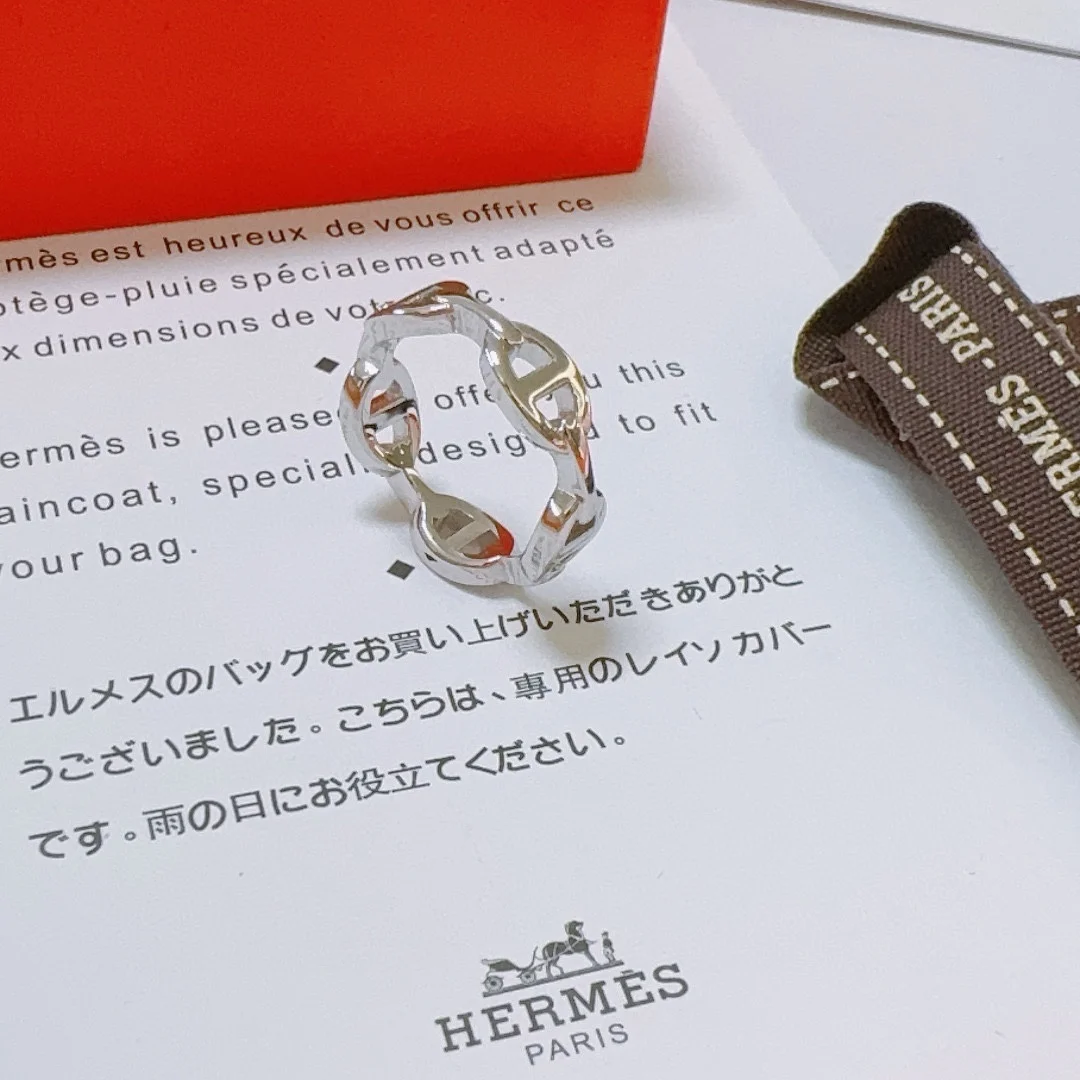 Classic Hermès ring