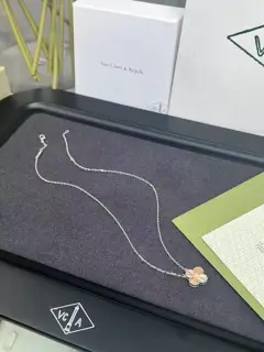 Van Cleef & Arpels Christmas limited edition single diamond carved four-leaf clover necklace