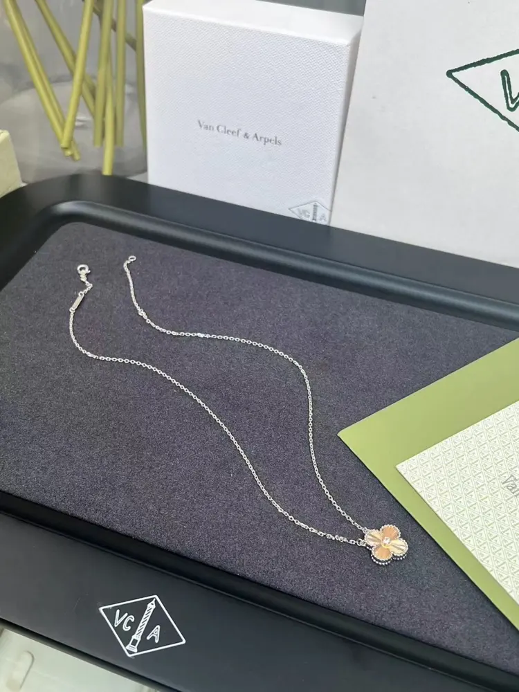 Van Cleef & Arpels Christmas limited edition single diamond carved four-leaf clover necklace