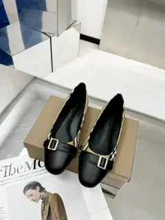 BURBERRY classic checkered flat shoes are the most undemanding and age-neutral shoes. They