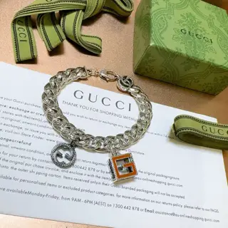 The latest classic Gucci bracelet. Exquisite. Both the style and texture are absolutely