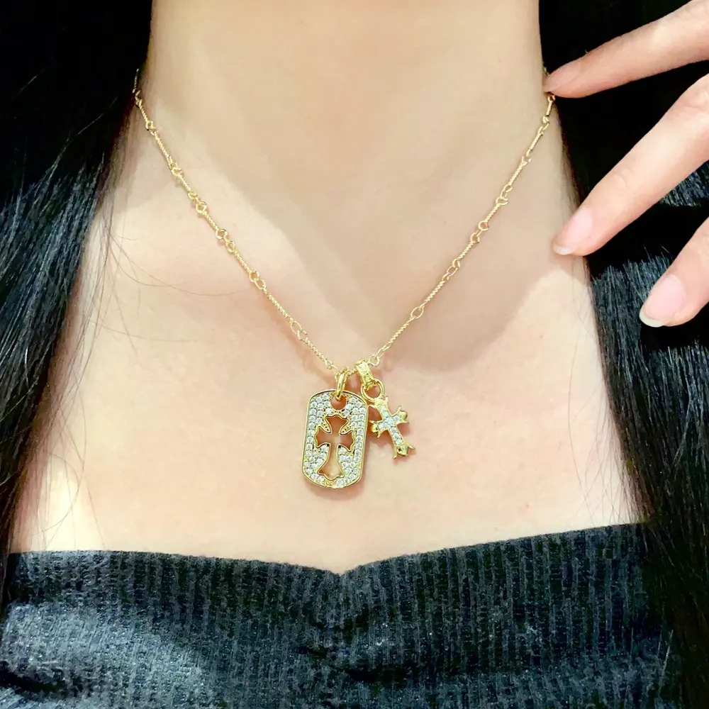 Chrome Hearts crystal cross necklace The whole body is covered with Gothic fonts. The style