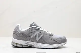 New Balance Paying tribute to the retro luxury sedan ML860XC