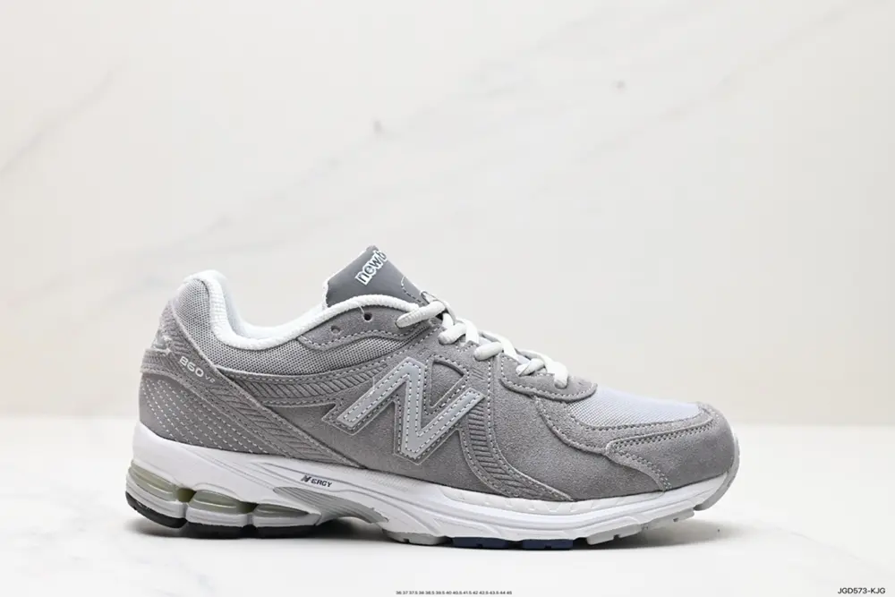 New Balance Paying tribute to the retro luxury sedan ML860XC
