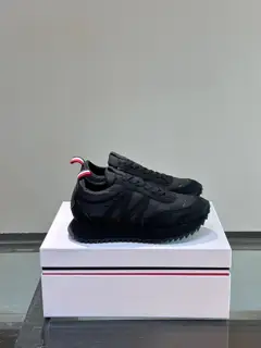 Moncler low-top sneakers are designed for outdoor running or urban walking. Classic series