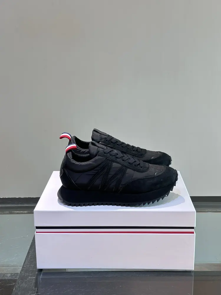 Moncler low-top sneakers are designed for outdoor running or urban walking. Classic series