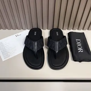 Dior Aqua sandals are elegant yet casual. The cross-strap design is reinterpreted in Dior