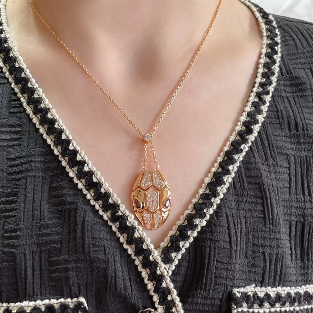 Bvlgari spliced ​​bald snake necklace Loved by many stars Created a fashionable high-end