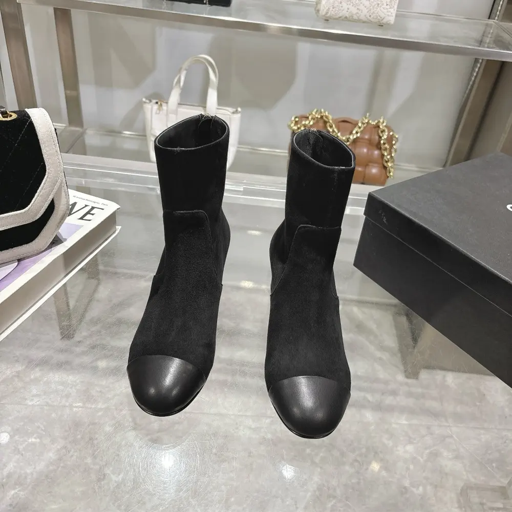 Same style as on CHANEL official website