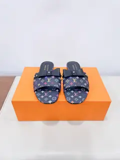 Louis Vuitton bow-knot fashion slippers. The most popular item on the spring and summer
