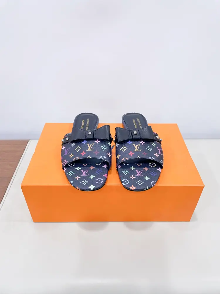 Louis Vuitton bow-knot fashion slippers. The most popular item on the spring and summer