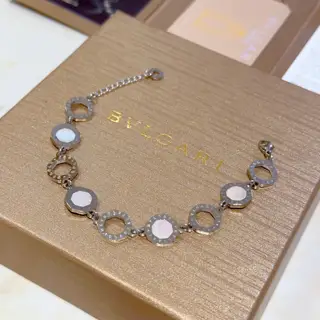 Bvlgari DIVAS’ DREAM series is in perfect condition and has invincible details. The unique