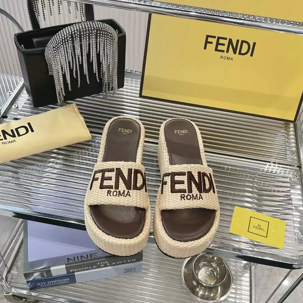 Fendi’s classic popular lazy slippers have top quality and are a hot-selling item