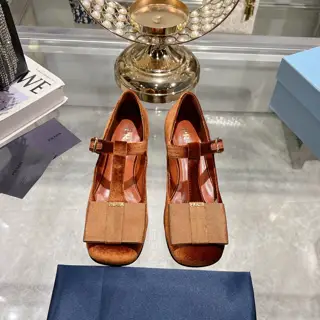 Prada classic mid-heel T-strap shoes Square toe with butterfly flowers is more attractive