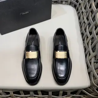 Dolce & Gabbana Cowhide Moccasin Men’s Loafers|Decorated with DG hardware nameplate|Made of