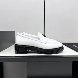 Chanel loafers original molded hardware buckle Top version made at the purchasing level
