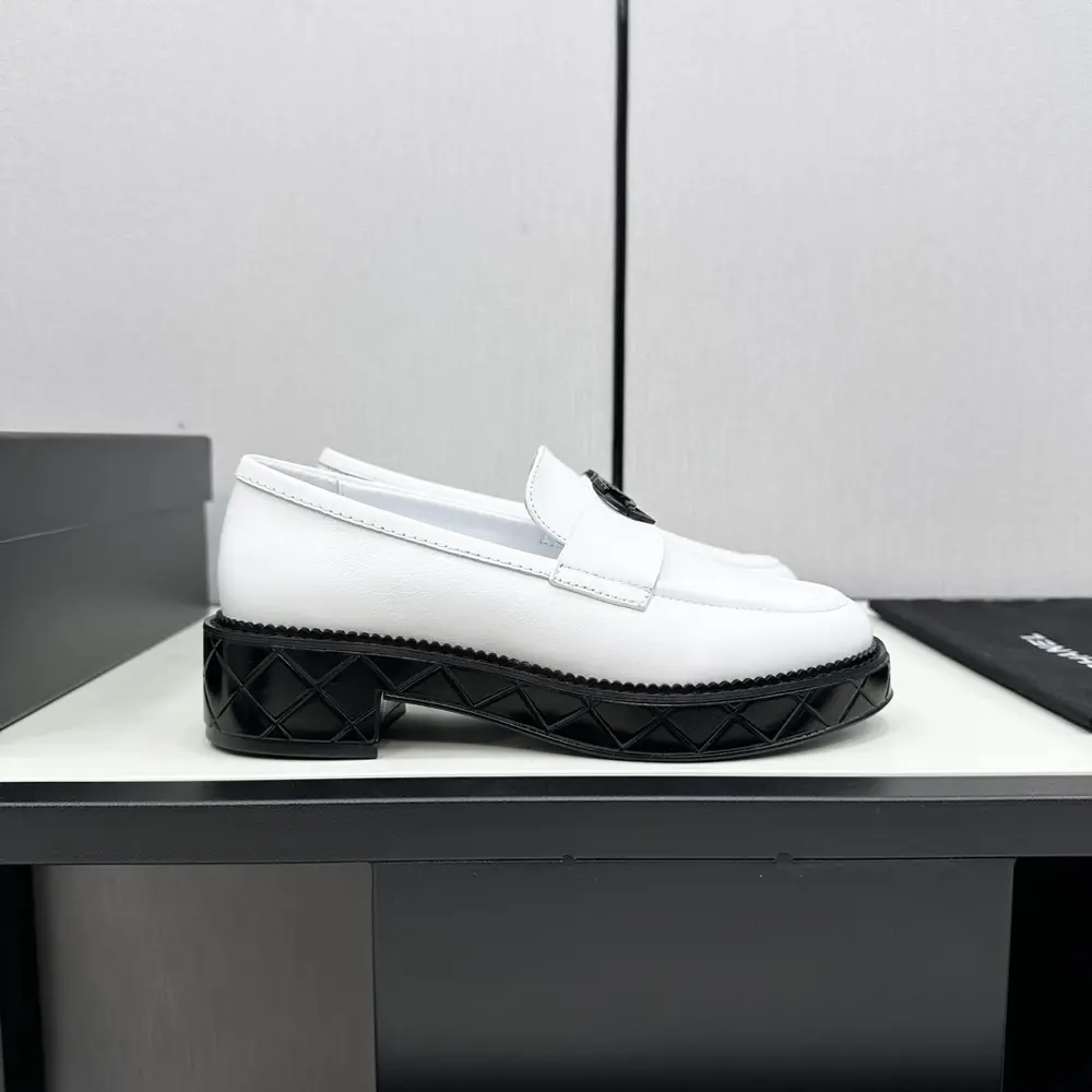 Chanel loafers original molded hardware buckle Top version made at the purchasing level