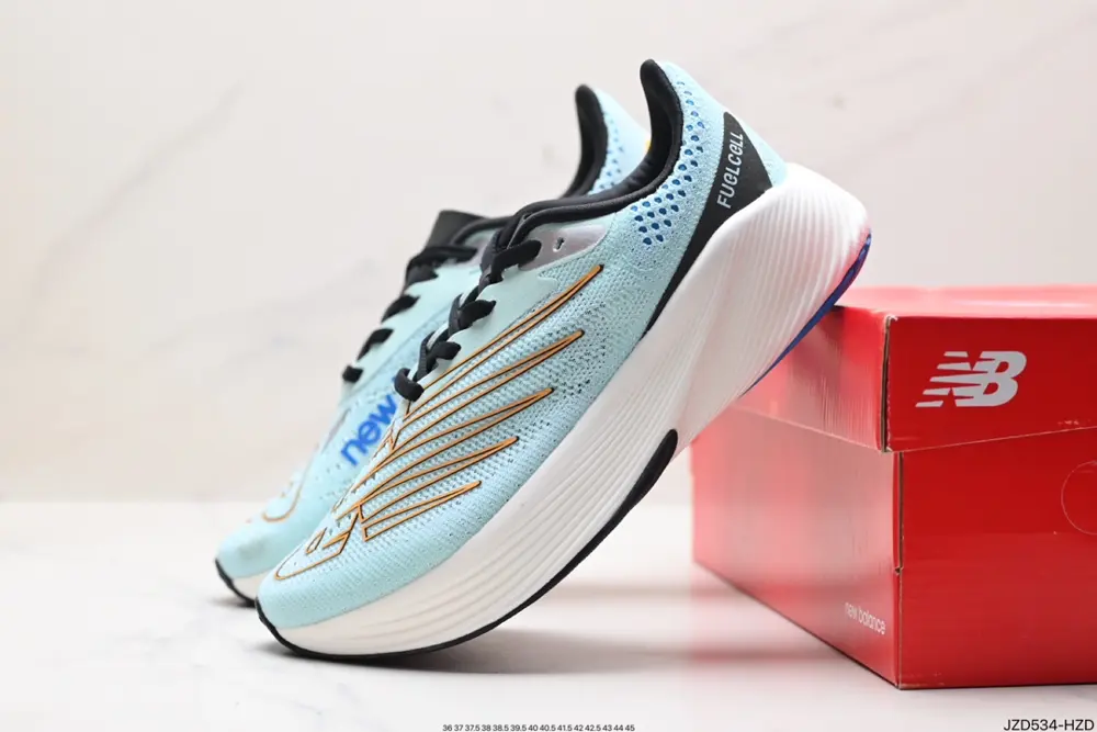 New Balance uses ultra-light and breathable 3D knitted mesh material to construct the upper WRCELSV2